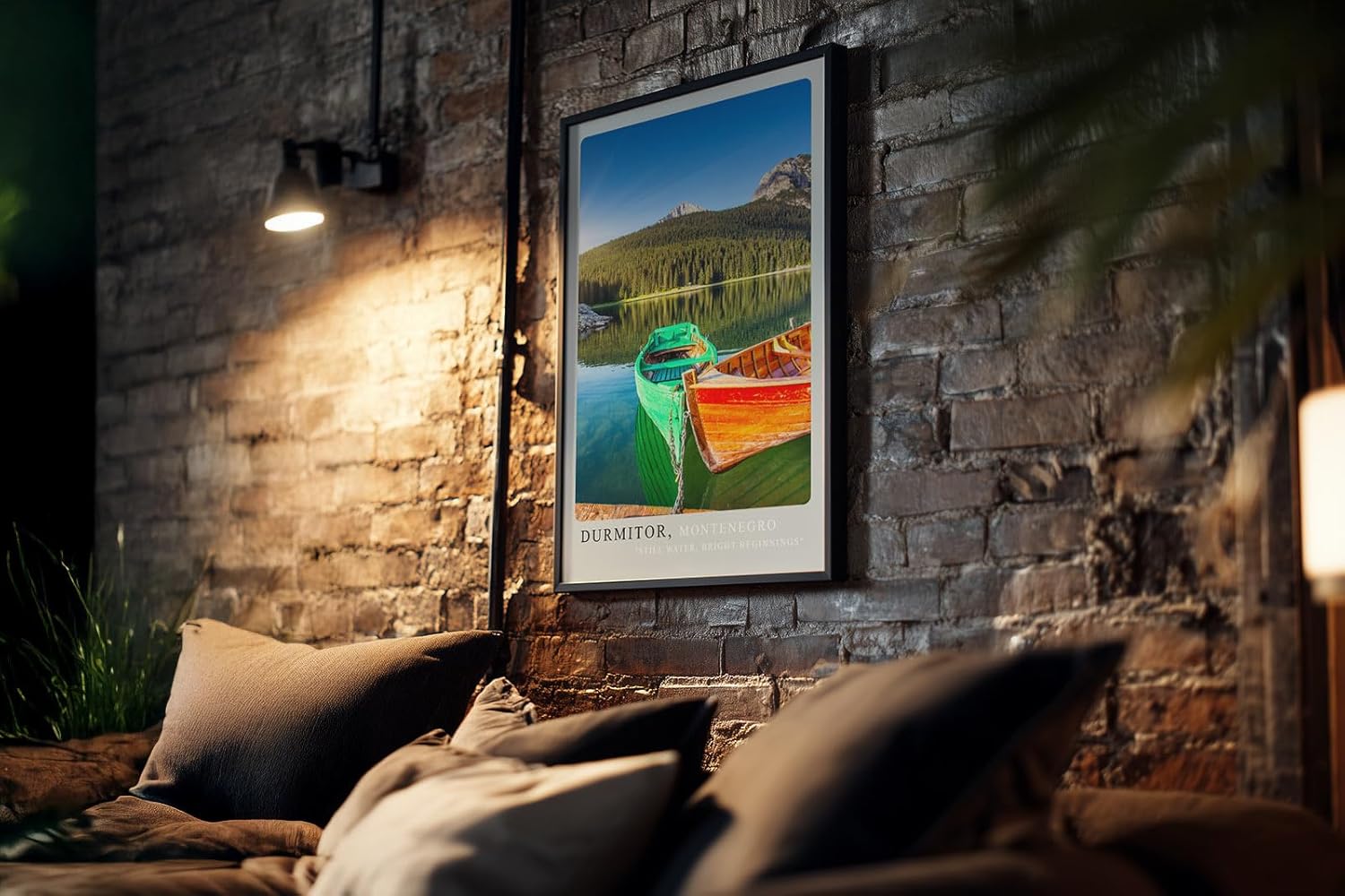 Paul Sinus Kunstdruck 40x60cm Durmitor – farbenfrohe Ruderboote auf Bergsee in Montenegro mit ruhigem Wasser