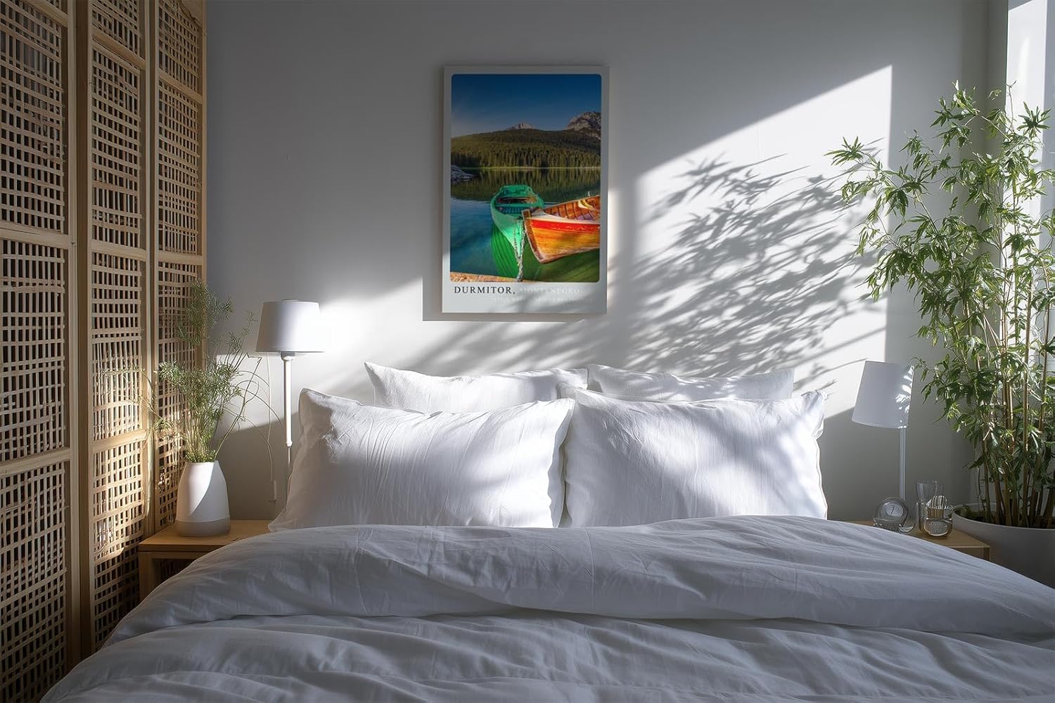 Paul Sinus Kunstdruck 40x60cm Durmitor – farbenfrohe Ruderboote auf Bergsee in Montenegro mit ruhigem Wasser