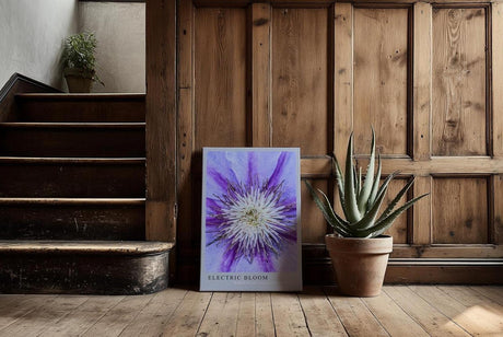 Paul Sinus Kunstdruck 40x60cm Electric Bloom – Nahaufnahme einer lila Blüte mit intensiver Mitte