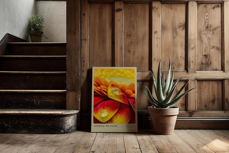 Paul Sinus Kunstdruck 40x60cm Ember Bloom – leuchtend rote und gelbe Blütenblätter mit Tautropfen in Nahaufnahme