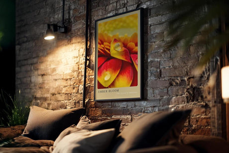 Paul Sinus Kunstdruck 40x60cm Ember Bloom – leuchtend rote und gelbe Blütenblätter mit Tautropfen in Nahaufnahme