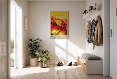 Paul Sinus Kunstdruck 40x60cm Ember Bloom – leuchtend rote und gelbe Blütenblätter mit Tautropfen in Nahaufnahme