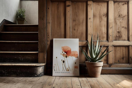 Paul Sinus Kunstdruck 40x60cm Field Whispers – Zarte Mohnblumen im Gegenlicht als poetisches Naturmotiv in sanften Tönen