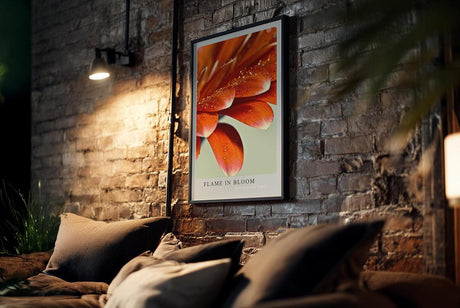 Paul Sinus Kunstdruck 40x60cm Flame in Bloom – rote Blütenblätter mit Tautropfen in leuchtender Nahaufnahme