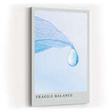 Paul Sinus Kunstdruck 40x60cm Fragile Balance – transparente Struktur mit Wassertropfen auf zartem Blatt in Hellblau