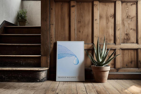 Paul Sinus Kunstdruck 40x60cm Fragile Balance – transparente Struktur mit Wassertropfen auf zartem Blatt in Hellblau