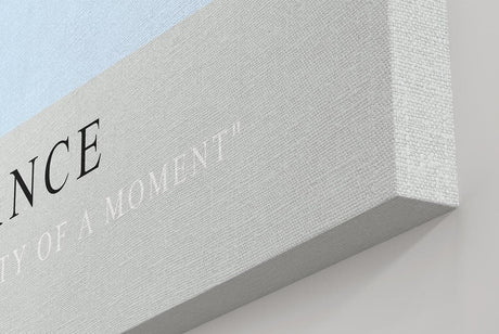 Paul Sinus Kunstdruck 40x60cm Fragile Balance – transparente Struktur mit Wassertropfen auf zartem Blatt in Hellblau