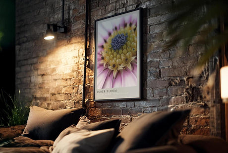 Paul Sinus Kunstdruck 40x60cm Inner Bloom – Blüte im Fokus mit kraftvoller Farbstruktur und Tiefe