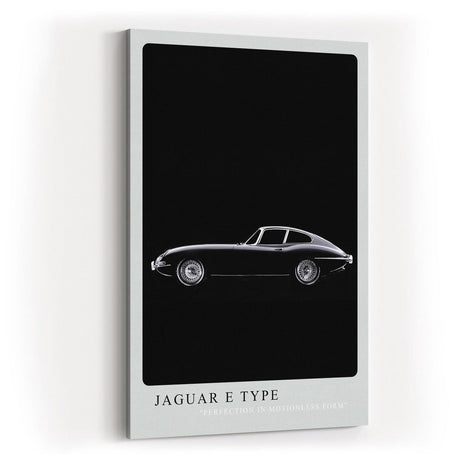 Paul Sinus Kunstdruck 40x60cm Jaguar E Type – Klassischer Sportwagen in Schwarz-Weiß auf tiefschwarzem Hintergrund in Seitenansicht