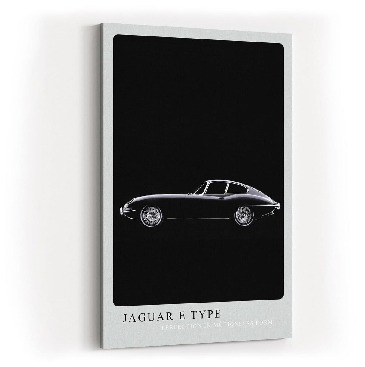 Paul Sinus Kunstdruck 40x60cm Jaguar E Type – Klassischer Sportwagen in Schwarz-Weiß auf tiefschwarzem Hintergrund in Seitenansicht