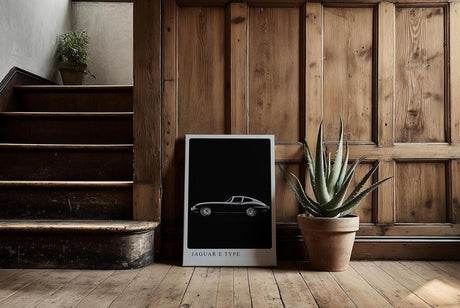 Paul Sinus Kunstdruck 40x60cm Jaguar E Type – Klassischer Sportwagen in Schwarz-Weiß auf tiefschwarzem Hintergrund in Seitenansicht