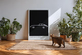Paul Sinus Kunstdruck 40x60cm Jaguar E Type – Klassischer Sportwagen in Schwarz-Weiß auf tiefschwarzem Hintergrund in Seitenansicht
