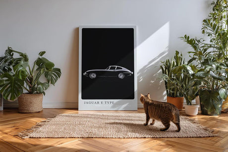 Paul Sinus Kunstdruck 40x60cm Jaguar E Type – Klassischer Sportwagen in Schwarz-Weiß auf tiefschwarzem Hintergrund in Seitenansicht