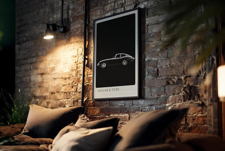 Paul Sinus Kunstdruck 40x60cm Jaguar E Type – Klassischer Sportwagen in Schwarz-Weiß auf tiefschwarzem Hintergrund in Seitenansicht