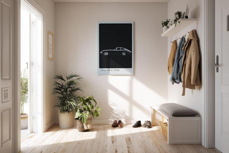 Paul Sinus Kunstdruck 40x60cm Jaguar E Type – Klassischer Sportwagen in Schwarz-Weiß auf tiefschwarzem Hintergrund in Seitenansicht