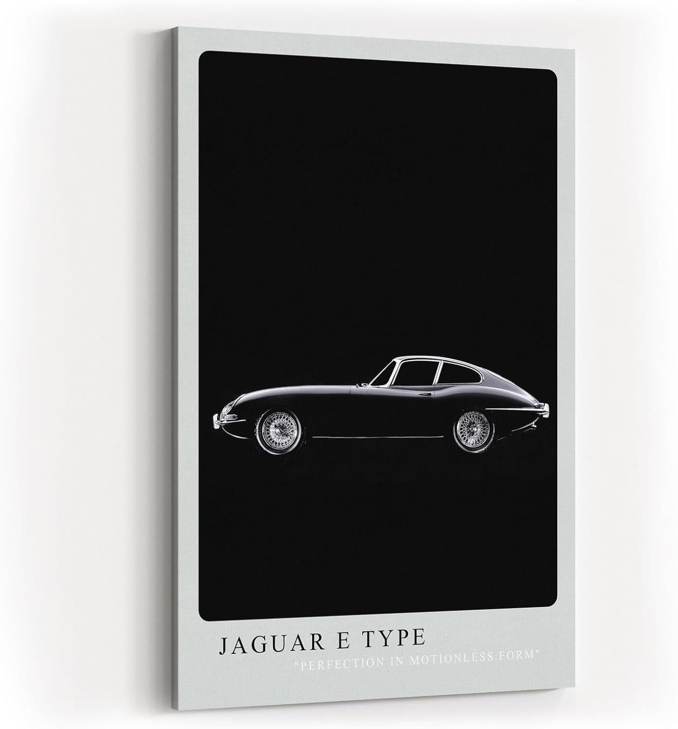 Paul Sinus Kunstdruck 40x60cm Jaguar E Type – Klassischer Sportwagen in Schwarz-Weiß auf tiefschwarzem Hintergrund in Seitenansicht