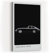 Paul Sinus Kunstdruck 40x60cm Jaguar E Type – Klassischer Sportwagen in Schwarz-Weiß auf tiefschwarzem Hintergrund in Seitenansicht