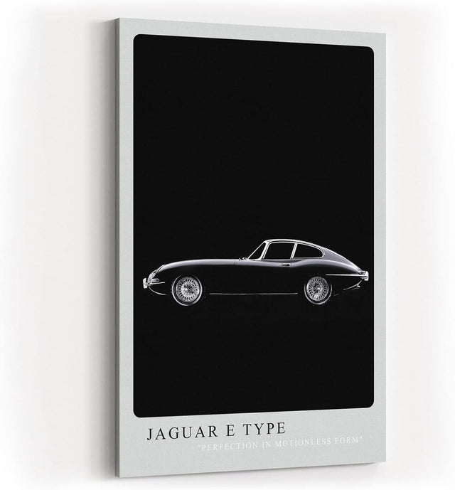 Paul Sinus Kunstdruck 40x60cm Jaguar E Type – Klassischer Sportwagen in Schwarz-Weiß auf tiefschwarzem Hintergrund in Seitenansicht