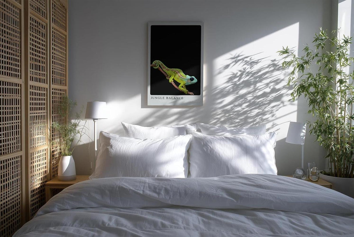 Paul Sinus Kunstdruck 40x60cm Jungle Balance mit Chamäleon auf Ast vor schwarzem Hintergrund