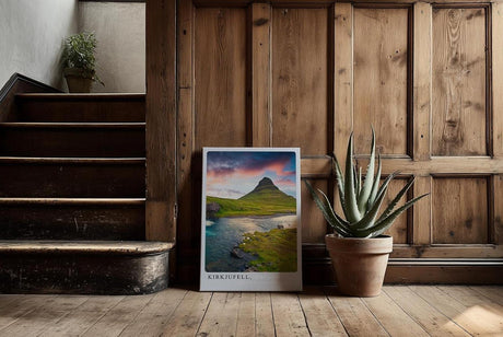 Paul Sinus Kunstdruck 40x60cm Kirkjufell – Magischer Berg im Licht Islands mit Flusslauf im Vordergrund