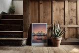 Paul Sinus Kunstdruck 40x60cm Kuwait City bei Sonnenuntergang – Skyline mit traditionellem Boot auf ruhigem Wasser