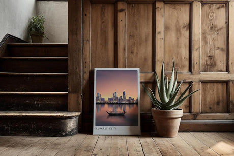 Paul Sinus Kunstdruck 40x60cm Kuwait City bei Sonnenuntergang – Skyline mit traditionellem Boot auf ruhigem Wasser