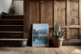 Paul Sinus Kunstdruck 40x60cm Lake Braies Italien – spiegelglatter Bergsee mit verschneiten Gipfeln in der Morgensonne