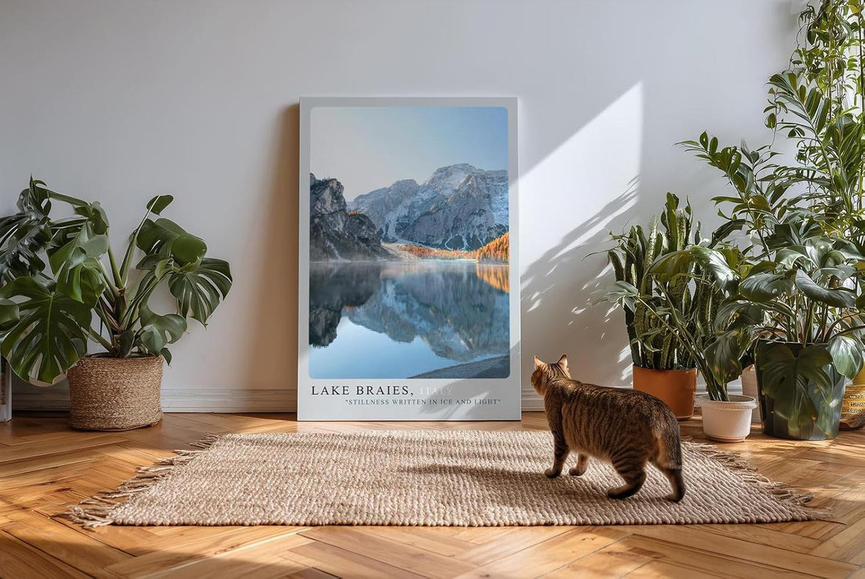 Paul Sinus Kunstdruck 40x60cm Lake Braies Italien – spiegelglatter Bergsee mit verschneiten Gipfeln in der Morgensonne