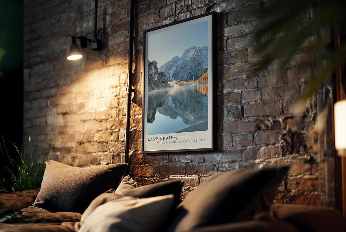 Paul Sinus Kunstdruck 40x60cm Lake Braies Italien – spiegelglatter Bergsee mit verschneiten Gipfeln in der Morgensonne