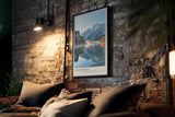 Paul Sinus Kunstdruck 40x60cm Lake Braies Italien – spiegelglatter Bergsee mit verschneiten Gipfeln in der Morgensonne