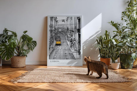 Paul Sinus Kunstdruck 40x60cm Lissabon mit gelber Straßenbahn – historisches Stadtbild mit farbigem Akzent in Schwarzweiß