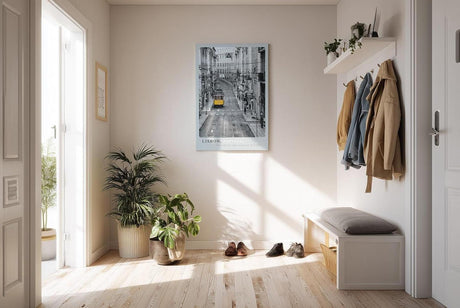 Paul Sinus Kunstdruck 40x60cm Lissabon mit gelber Straßenbahn – historisches Stadtbild mit farbigem Akzent in Schwarzweiß
