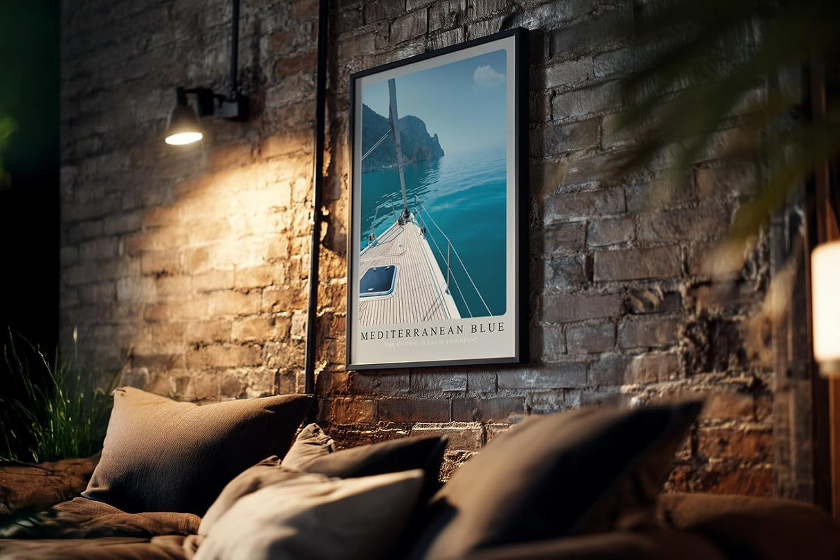 Paul Sinus Kunstdruck 40x60cm Mediterranean Blue – Segelboot auf ruhiger See mit Blick auf Küste im Morgenlicht