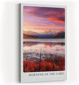 Paul Sinus Kunstdruck 40x60cm Morning at the Lake – Alpenpanorama mit ruhigem See im Morgenlicht in Rosa und Violett