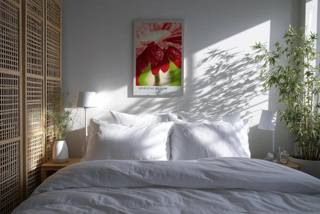 Paul Sinus Kunstdruck 40x60cm Morning Bloom – rote Blüte mit Tautropfen im Morgenlicht in Nahaufnahme