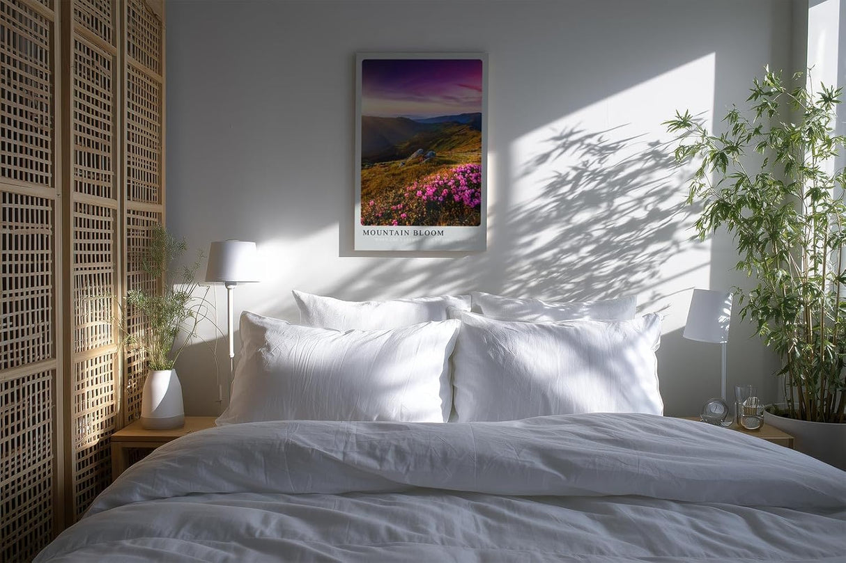 Paul Sinus Kunstdruck 40x60cm Mountain Bloom – blühende Bergwiese mit rosa Alpenrosen im Licht der Morgensonne