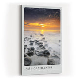 Paul Sinus Kunstdruck 40x60cm Path of Stillness – Sonnenuntergang über ruhiger Küste mit dunklen Steinen im Wasser