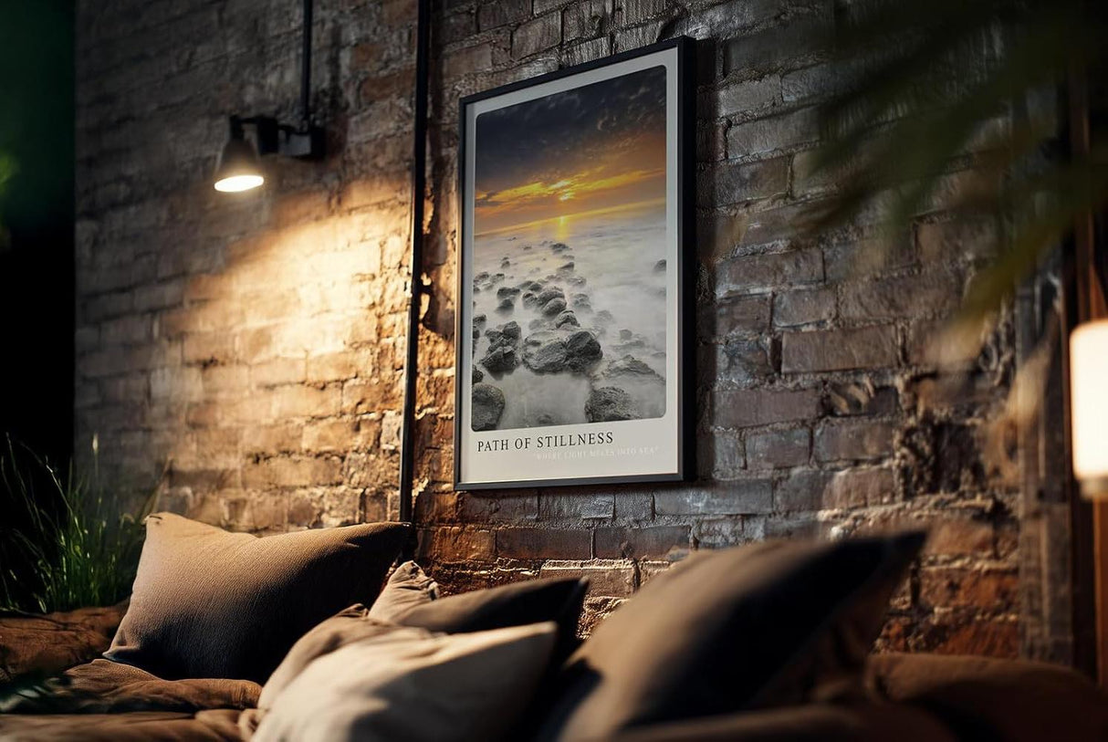 Paul Sinus Kunstdruck 40x60cm Path of Stillness – Sonnenuntergang über ruhiger Küste mit dunklen Steinen im Wasser