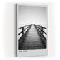 Paul Sinus Kunstdruck 40x60cm Pier Steg Schwarzweiß Minimalismus Fotografie Meer Horizont