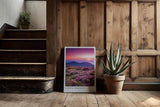 Paul Sinus Kunstdruck 40x60cm Purple Horizon – violette Berglandschaft mit Blumen im Sonnenuntergang