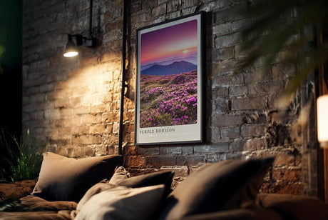 Paul Sinus Kunstdruck 40x60cm Purple Horizon – violette Berglandschaft mit Blumen im Sonnenuntergang
