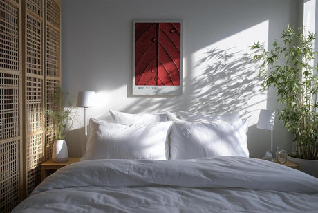Paul Sinus Kunstdruck 40x60cm Red Veins – Makroaufnahme eines roten Blattes mit strukturierten Adern und Wassertropfen