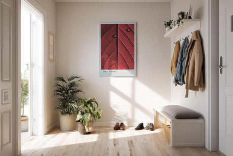 Paul Sinus Kunstdruck 40x60cm Red Veins – Makroaufnahme eines roten Blattes mit strukturierten Adern und Wassertropfen