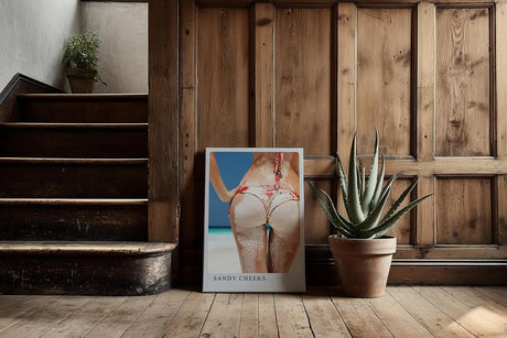 Paul Sinus Kunstdruck 40x60cm Sandy Cheeks Rückenansicht am Strand mit Sand auf Haut und Bikini