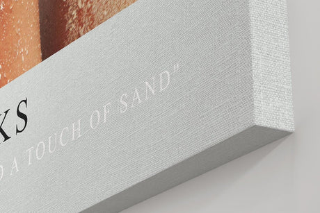 Paul Sinus Kunstdruck 40x60cm Sandy Cheeks Rückenansicht am Strand mit Sand auf Haut und Bikini