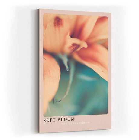Paul Sinus Kunstdruck 40x60cm Soft Bloom – zarte Blüte in Pastellfarben mit weichem Fokus und verträumter Stimmung