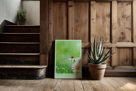 Paul Sinus Kunstdruck 40x60cm Spring Companions – Gänseblümchenwiese mit Marienkäfer in sanfter Frühlingsstimmung