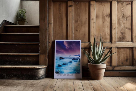 Paul Sinus Kunstdruck 40x60cm Stardust Coast – traumhafte Küstenlandschaft unter violettem Sternenhimmel