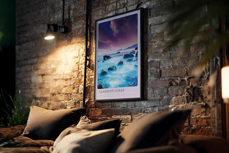 Paul Sinus Kunstdruck 40x60cm Stardust Coast – traumhafte Küstenlandschaft unter violettem Sternenhimmel