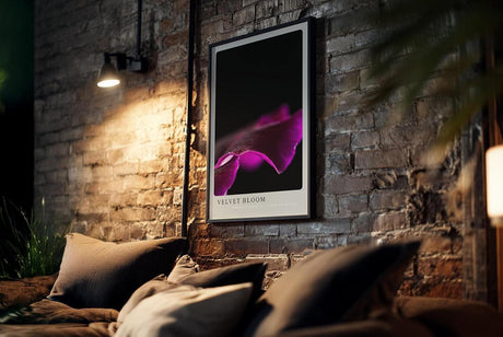 Paul Sinus Kunstdruck 40x60cm Velvet Bloom – samtige Blütenform in dunklem Violett auf Schwarz